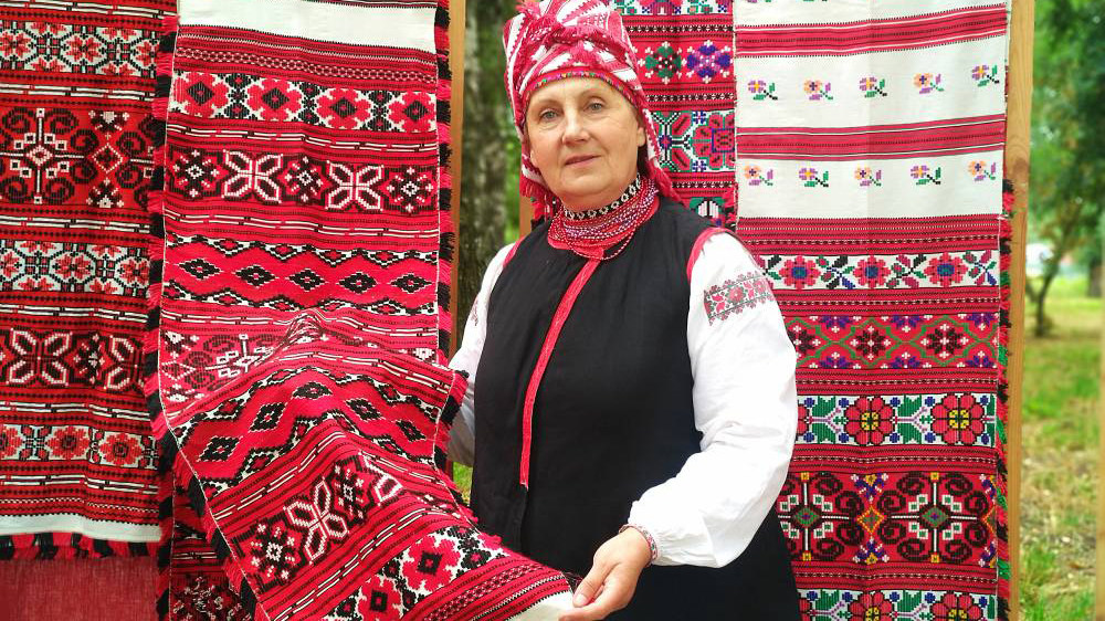 Неглюбская текстильная традиция – искусство ручного ткачества и вышивки, которое практикуют в деревне Неглюбка Гомельской области Беларуси.